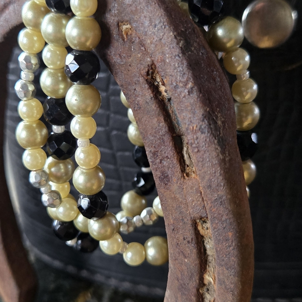 Elegant Pearl and Black Bead Bracelet - Picture 3 of 6